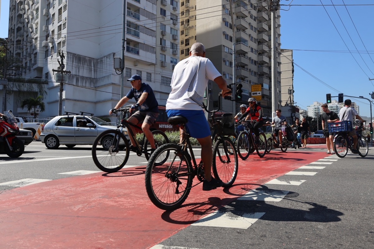 Ciclistas circulam pela ciclovia da Avenida Marquês do Paraná em Niterói
