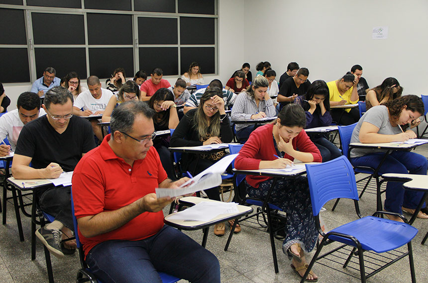 Candidatos realizam prova de concurso público em sala de aula