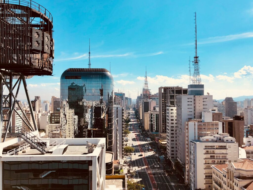 Prédios empresariais em imagem ilustrativa sobre linhas de crédito