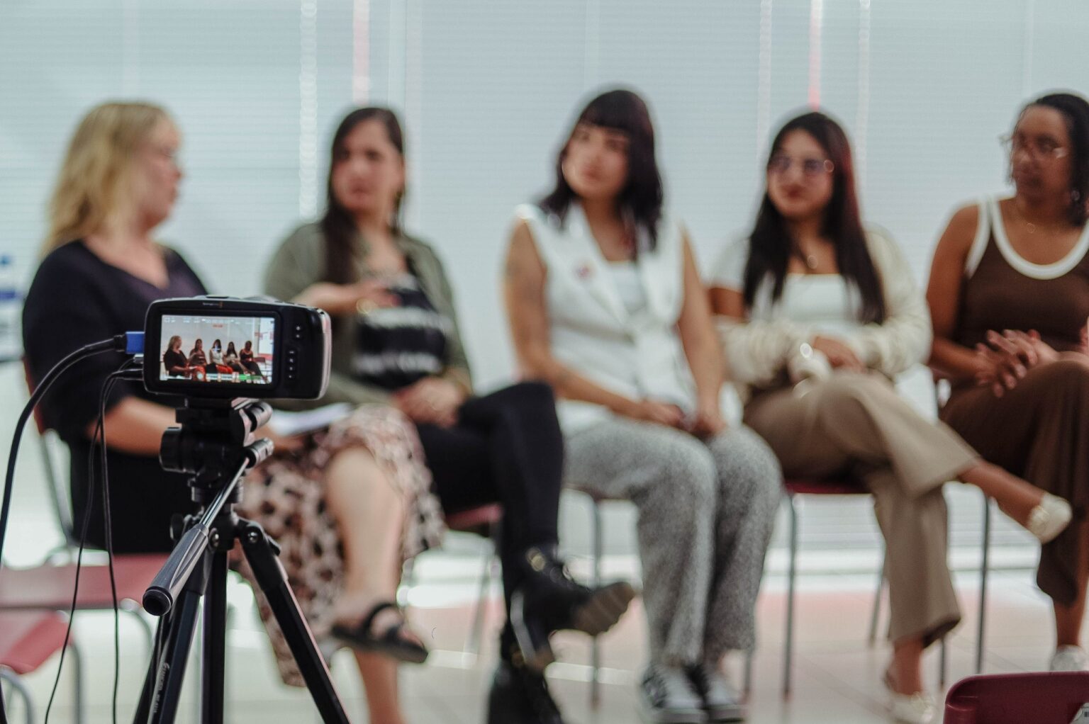 Mulheres participam de atividade audiovisual com câmera em Maricá