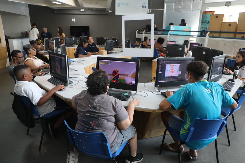 Pessoas participam de atividades de formação em uma Nave do Conhecimento