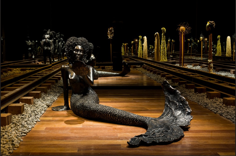 Instalação da exposição Dançar diante da Lua na Casa Brasil, no Centro do Rio