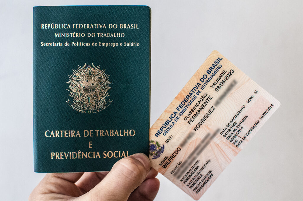 Carteira de trabalho e documentos usados por trabalhadores no Brasil