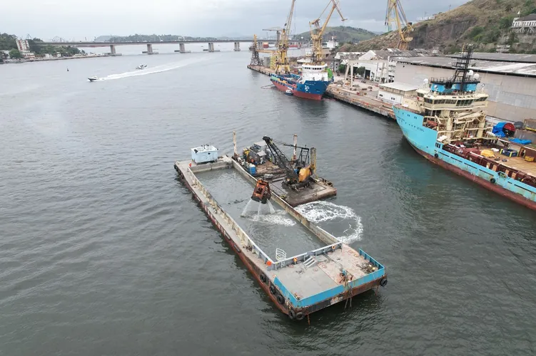 Embarcação realiza dragagem no Canal de São Lourenço, em Niterói