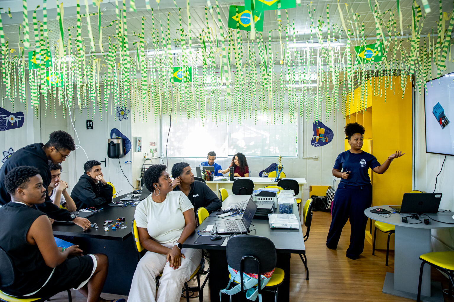 Jovens participam de atividade em unidade dos Espaços da Juventude no Rio