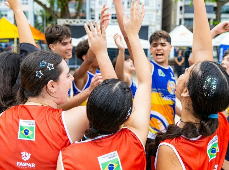 Jovens atletas participam de atividades esportivas na Praia de Icaraí, em Niterói