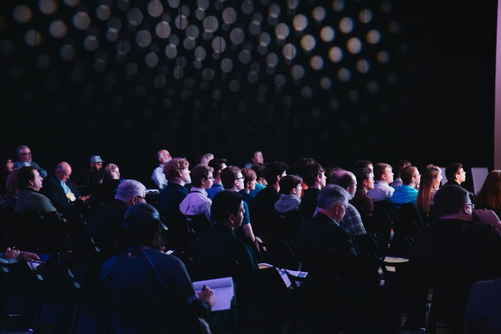 Público em conferência de inovação e tecnologia, em imagem ilustrativa