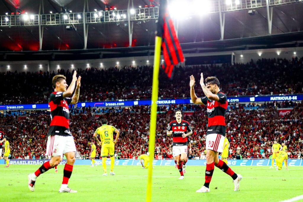 Jogadores do Flamengo em campo no Maracanã pelo Campeonato Brasileiro