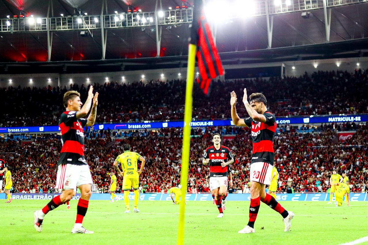 Jogadores do Flamengo em campo no Maracanã pelo Campeonato Brasileiro