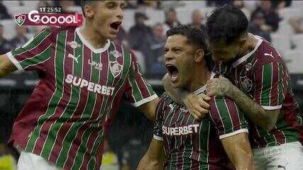 Jogadores do Fluminense comemoram gol contra o Corinthians no Brasileirão