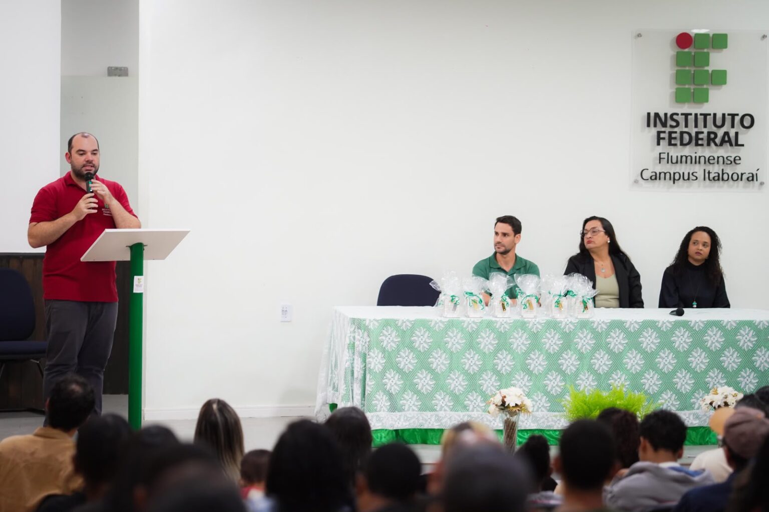 Alunos da EJA de Itaboraí concluem cursos de qualificação em parceria com o IFF