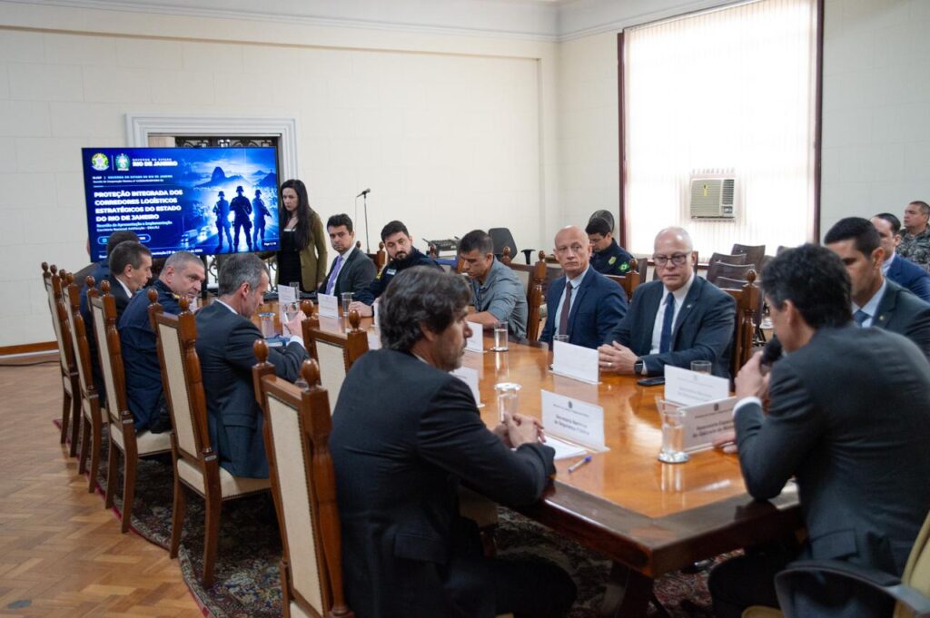 Representantes de órgãos federais e estaduais reunidos para ações integradas de segurança no Rio de Janeiro