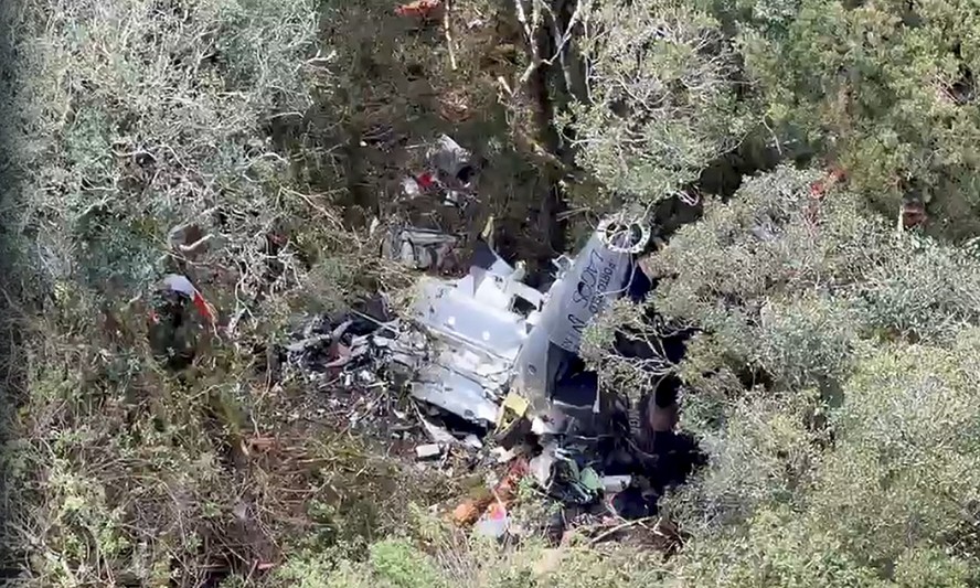 Destroços do helicóptero que transportava o cantor Rick em Santa Catarina