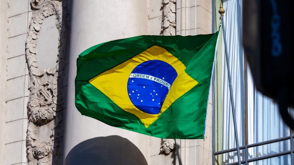 Bandeira do Brasil em imagem ilustrativa sobre decisão judicial