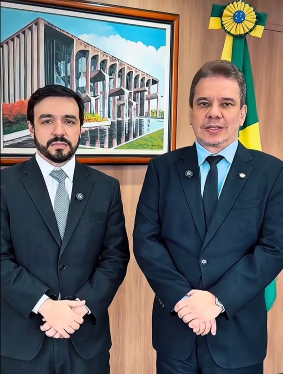 Secretário Victor Fernandes e ministro Wellington Lima durante anúncio de medidas de proteção digital