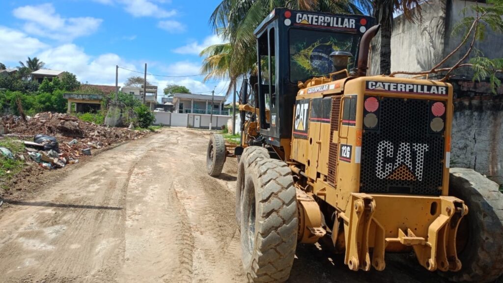 Equipes realizam manutenção e nivelamento de vias em Araruama