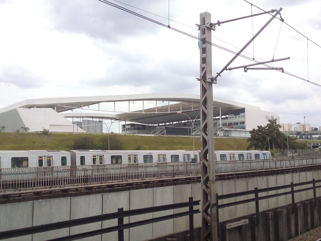 Neo Química Arena vista da estação Corinthians-Itaquera