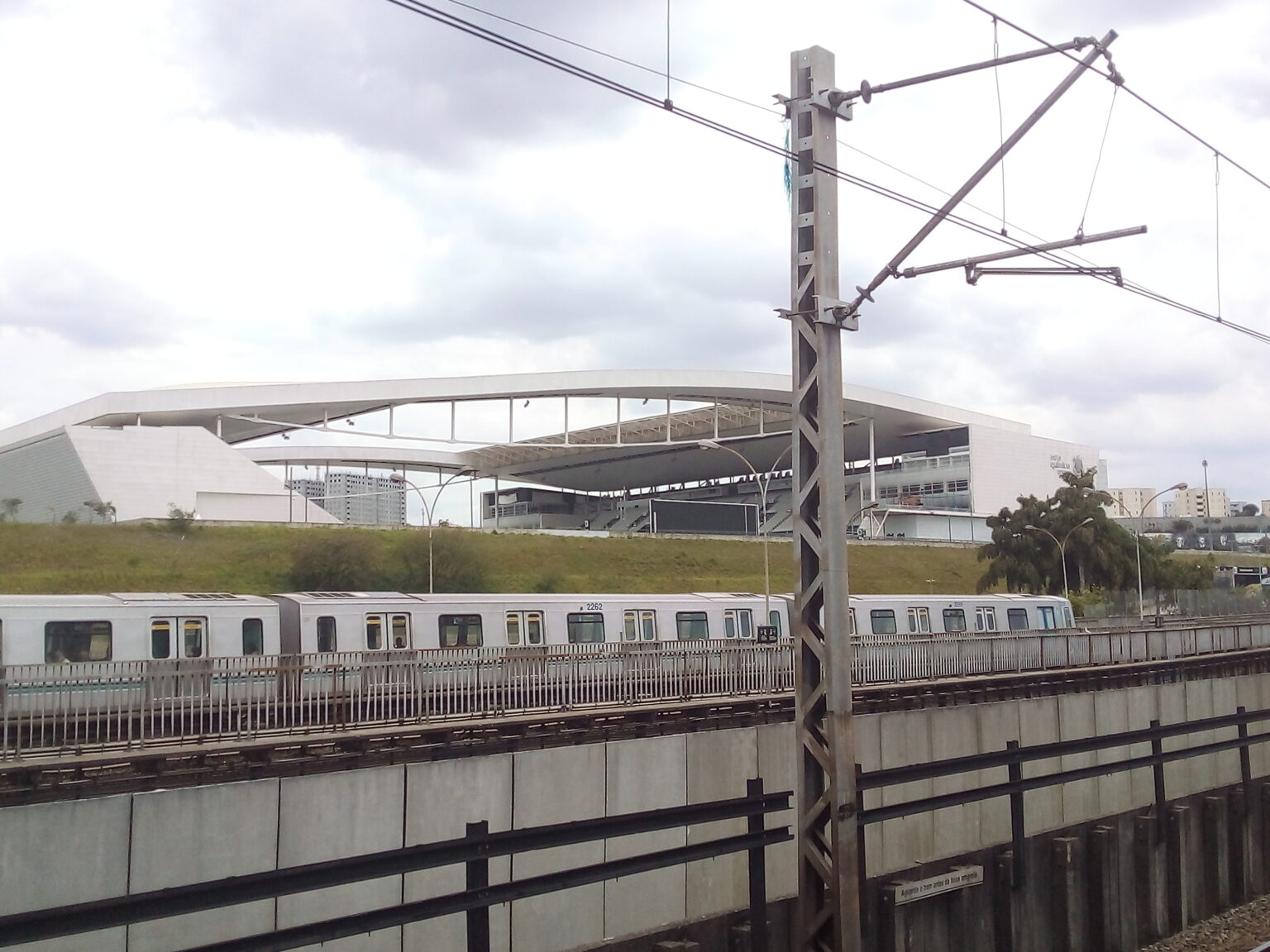 Neo Química Arena vista da estação Corinthians-Itaquera