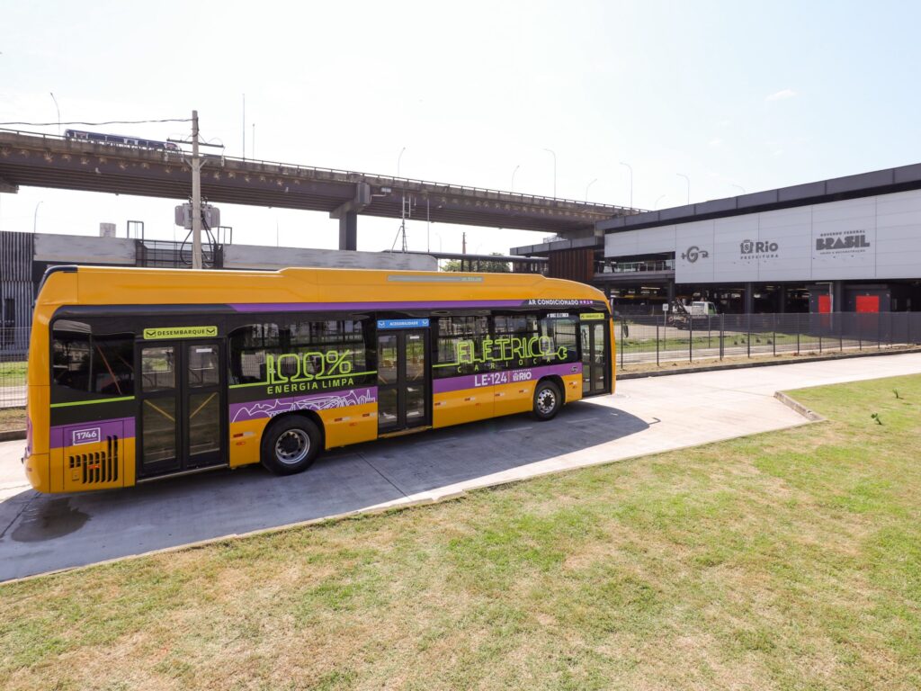 Ônibus elétrico apresentado em evento de transporte público no Rio