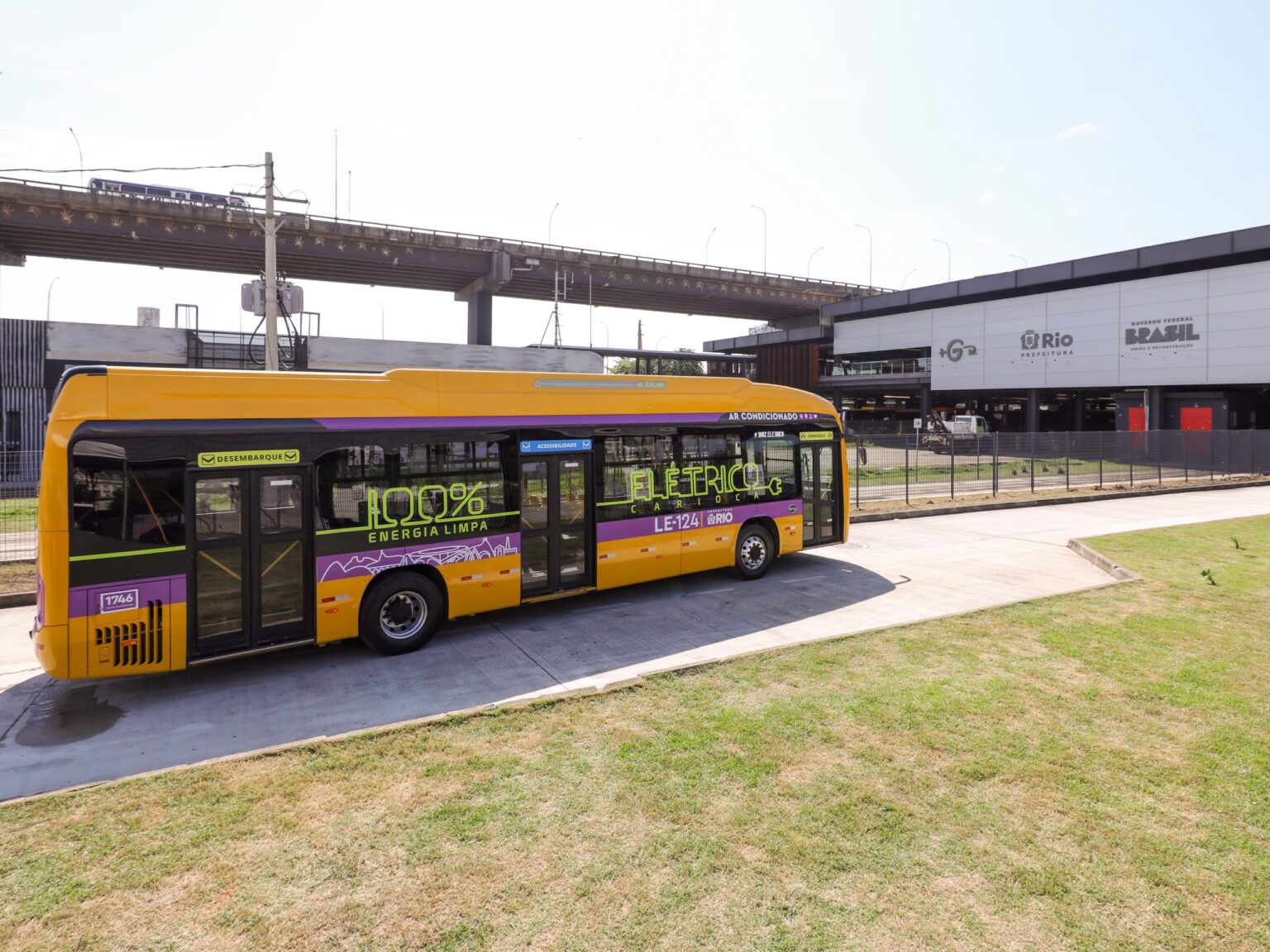 Ônibus elétrico apresentado em evento de transporte público no Rio
