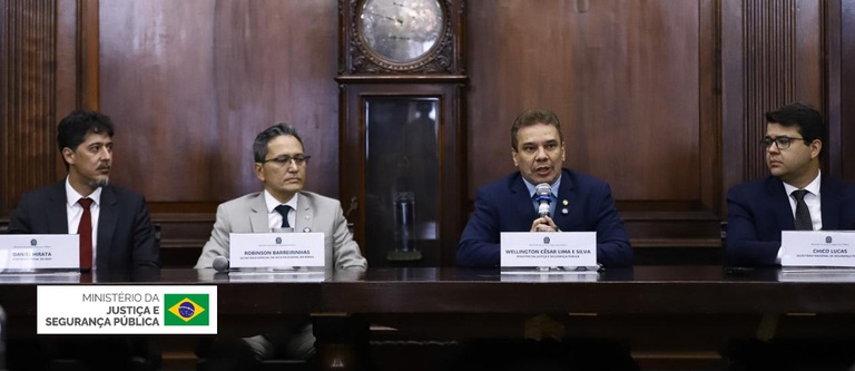 Agentes fiscalizam celulares durante a Operação Segunda Chamada