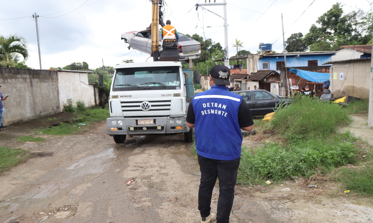 Agentes durante operação que interditou dois ferros-velhos irregulares em Monjolos, São Gonçalo