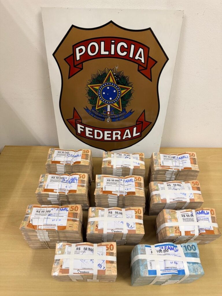 Mochila com R$ 600 mil em espécie apreendidos pela Polícia Federal em Niterói