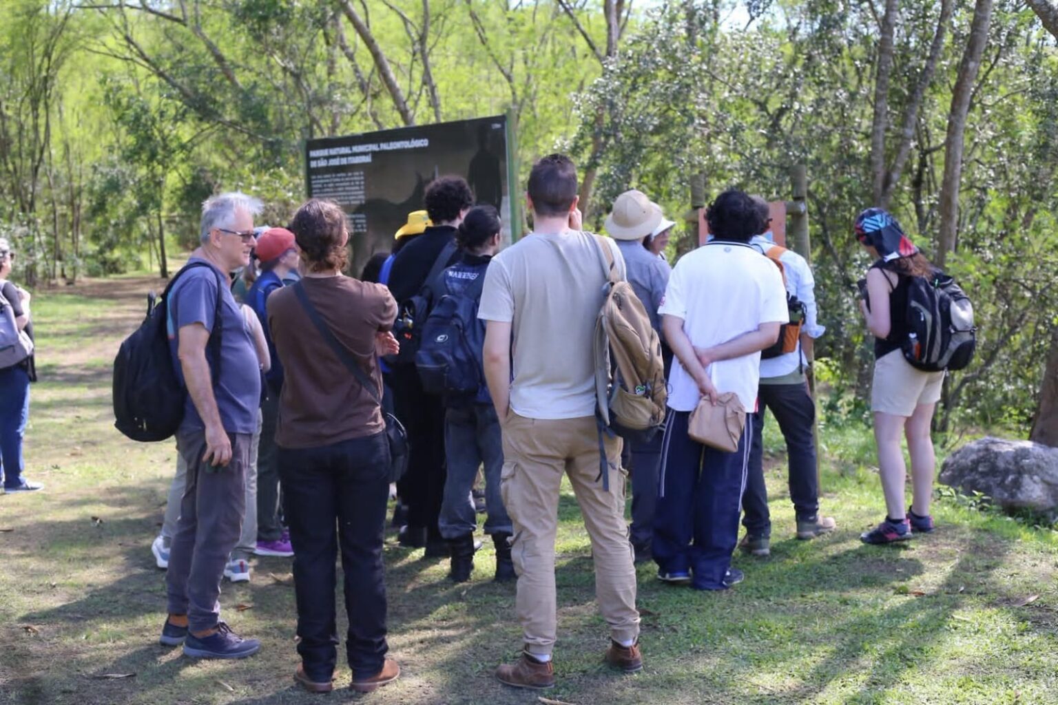 Paleontólogos durante visita ao Parque Municipal Natural São José de Itaboraí