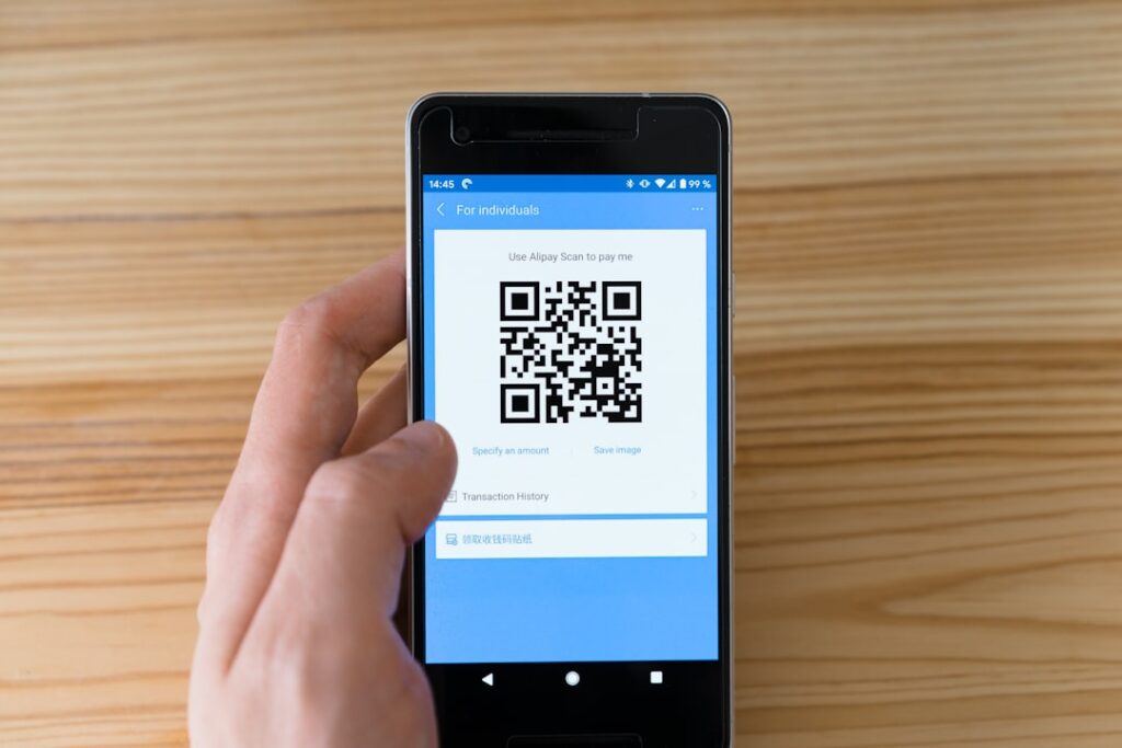 Celular exibe QR Code usado em pagamento digital; imagem ilustrativa sobre mudanças no Pix