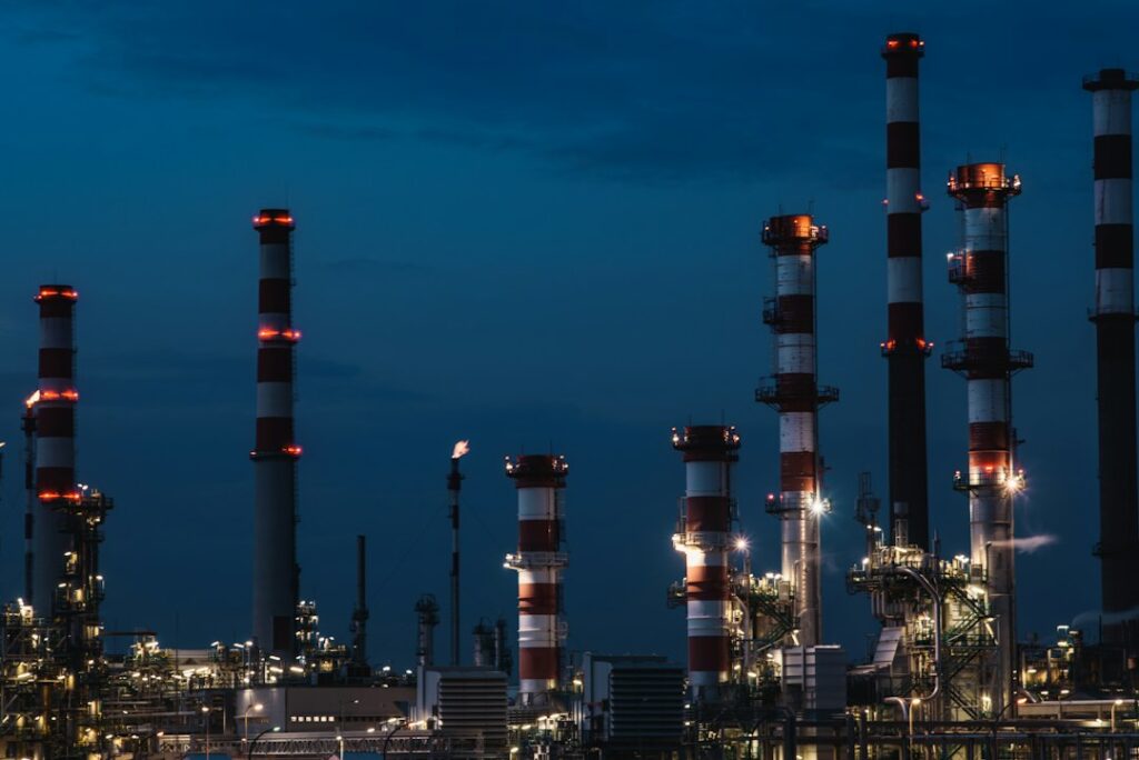 Refinaria de petróleo iluminada à noite