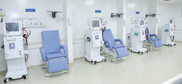 Sala de hemodiálise com cadeiras e equipamentos para terapia renal substitutiva