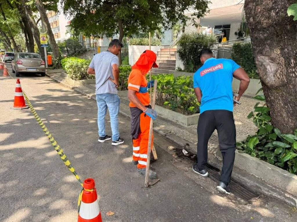 Equipe de limpeza urbana atua em via do Leblon