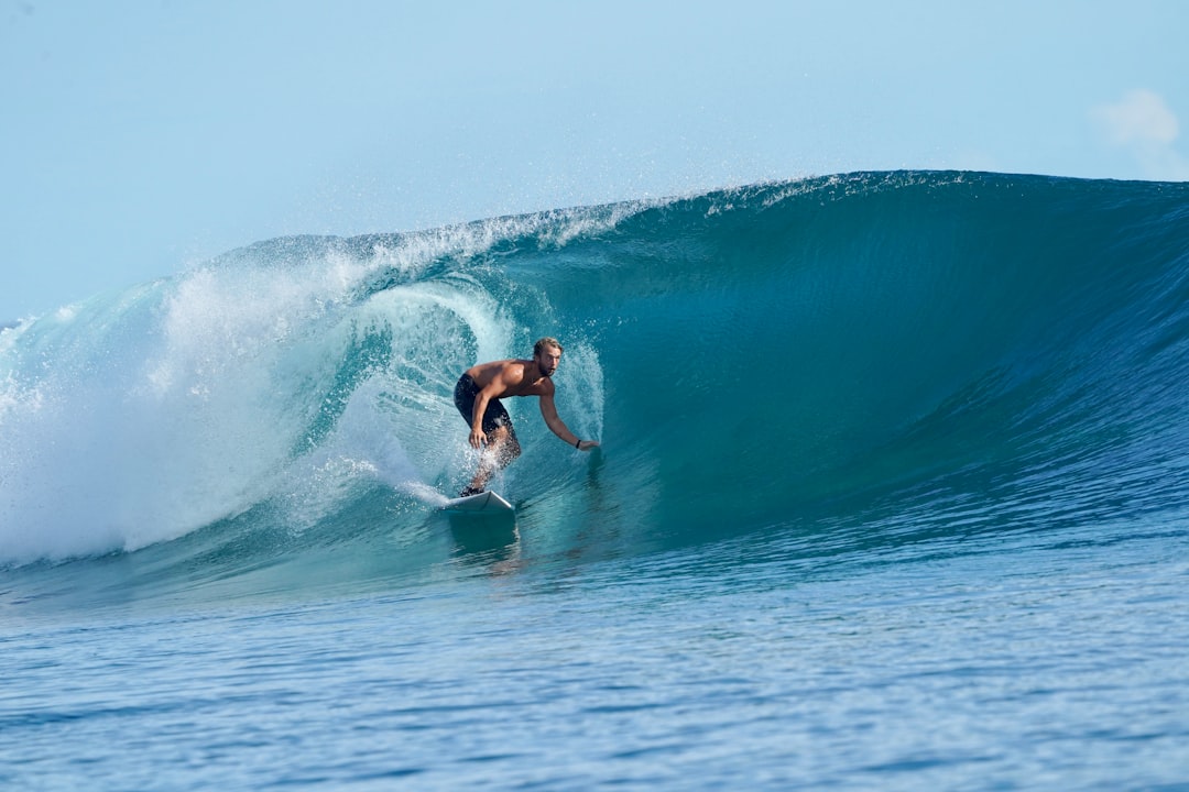 Surfista em uma onda durante prática de surfe
