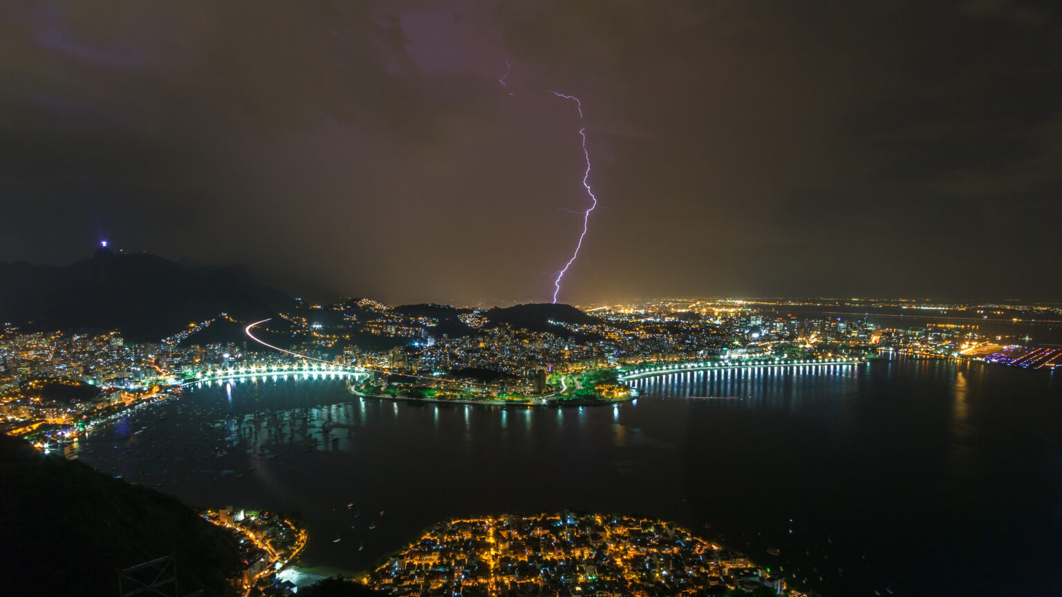 Tempestade sobre a cidade do Rio de Janeiro vista do Pão de Açúcar