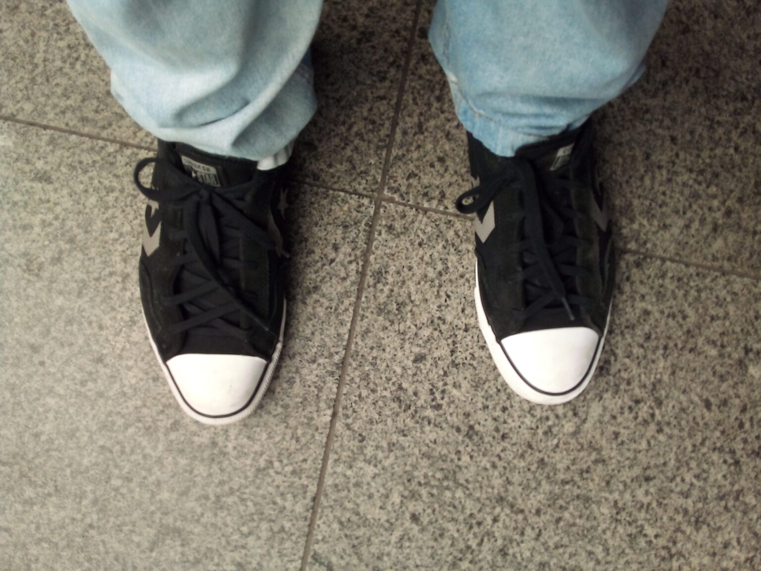 Par de tênis Converse All Star em imagem de arquivo