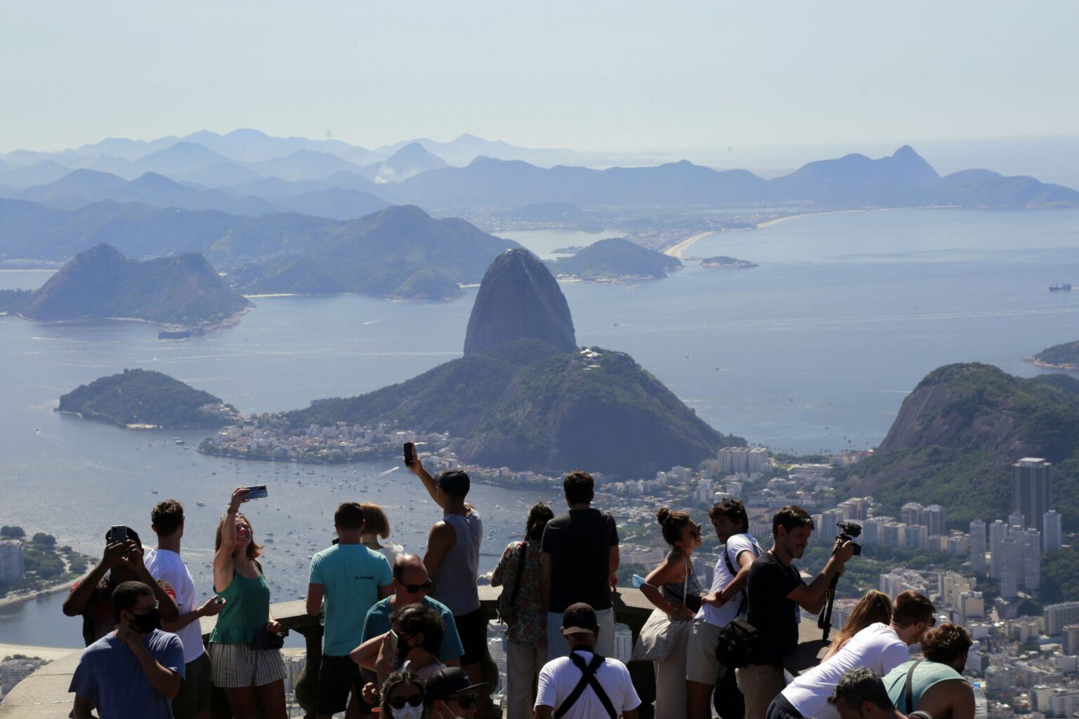 Visitantes em ponto turístico do Rio de Janeiro