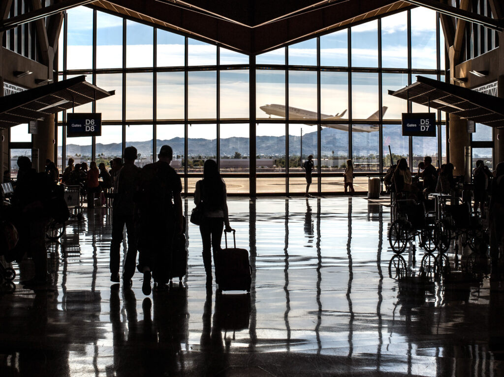 Passageiros em terminal de aeroporto