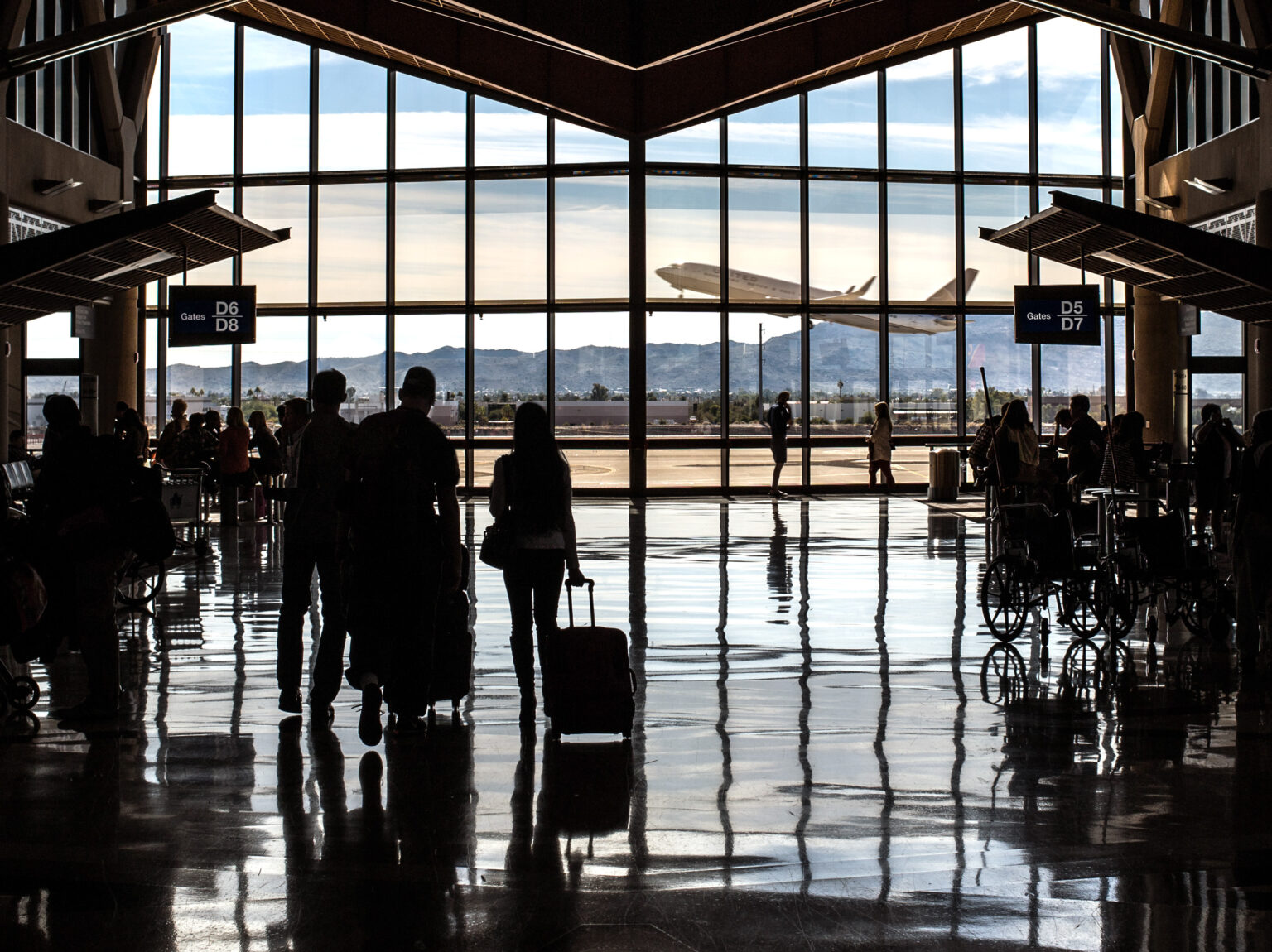 Passageiros em terminal de aeroporto