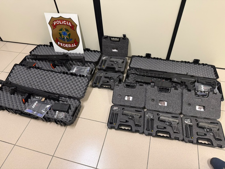 Fuzis e pistolas apreendidos pela Polícia Federal durante a Operação Polaridade