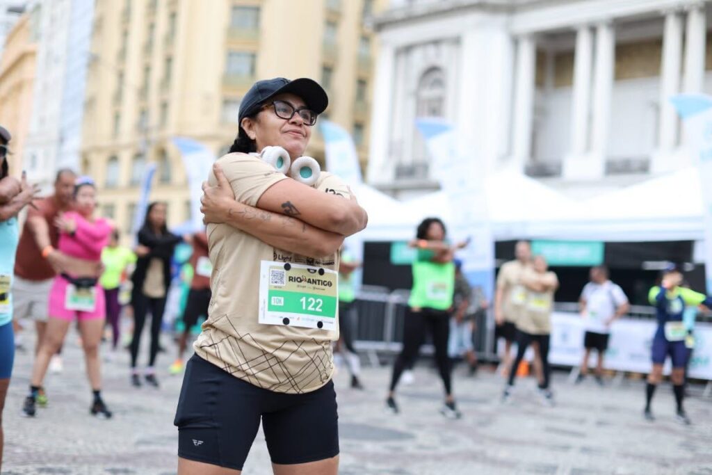 Participante com medalha após corrida do Circuito Rio Antigo na região da Cinelândia