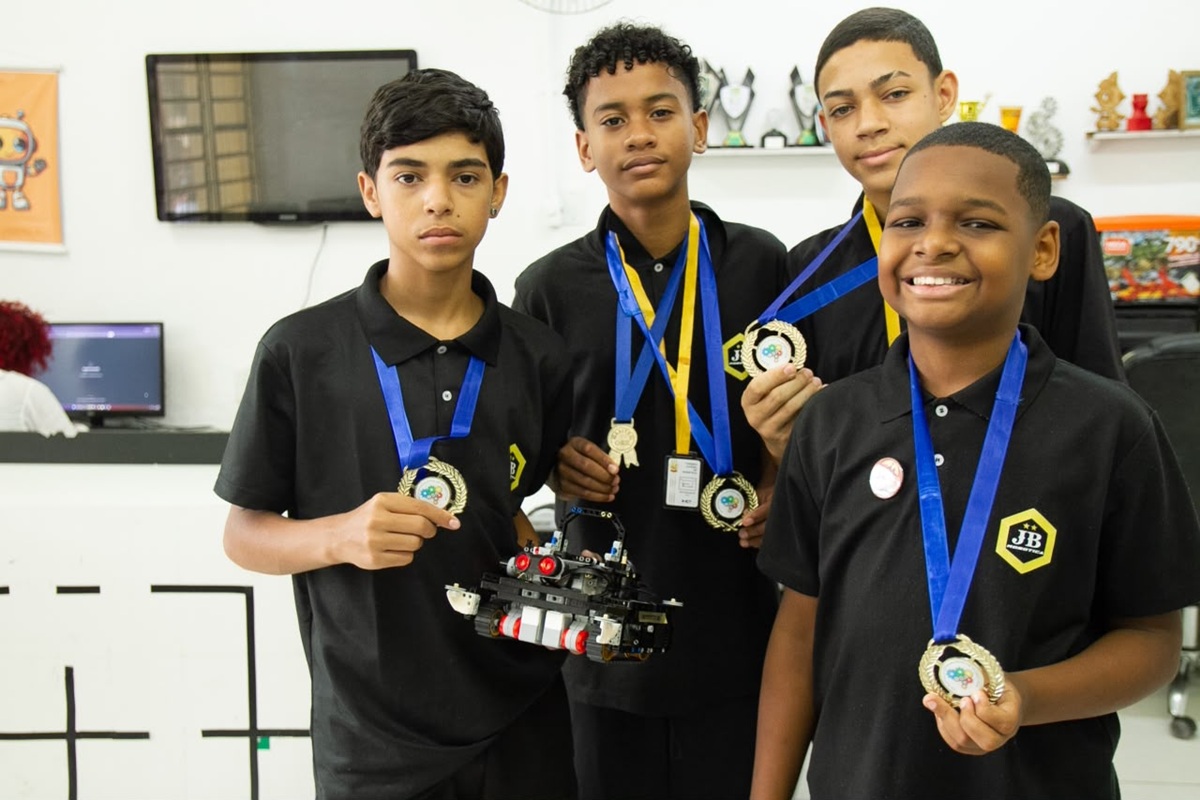 Equipe Autobots JB da Escola Municipal João Brazil em competição de robótica