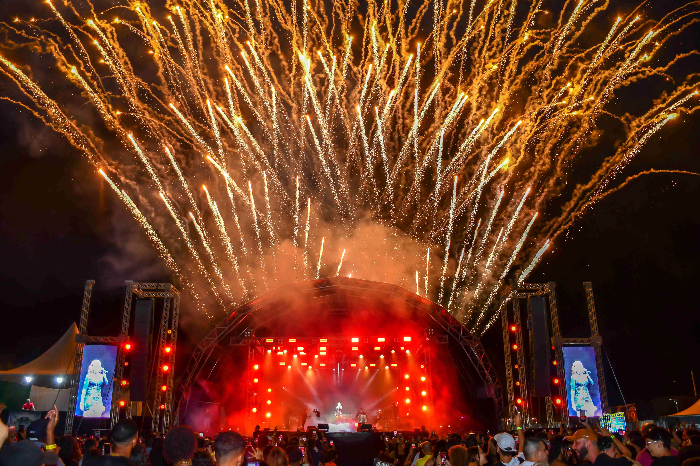 Palco da Exapicor em Resende com show e fogos
