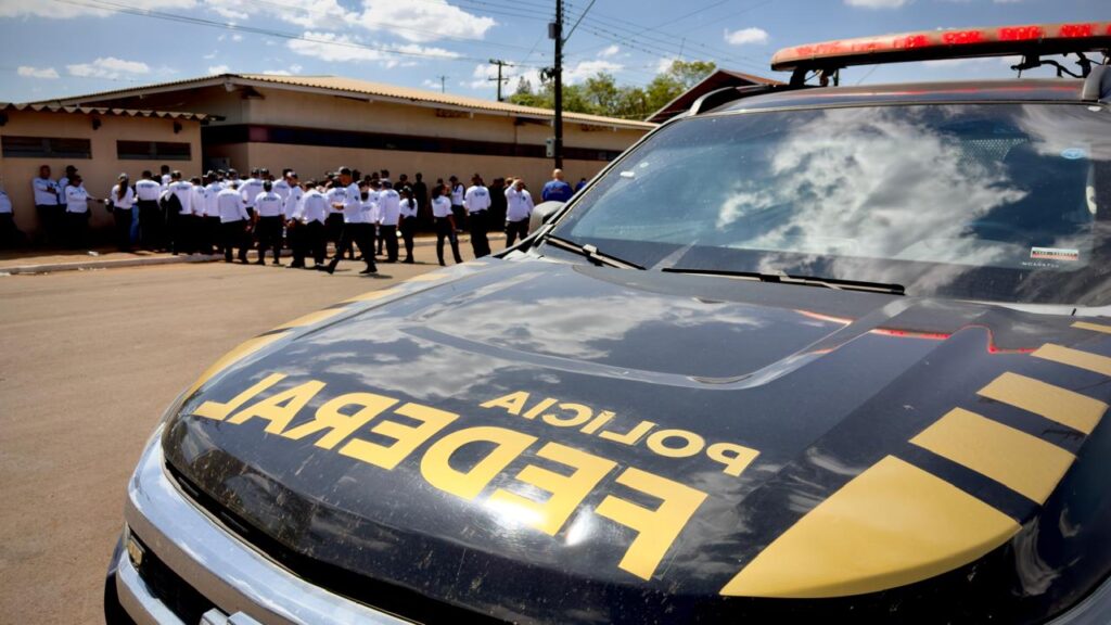 Agentes da Polícia Federal durante fiscalização de segurança privada em Londrina