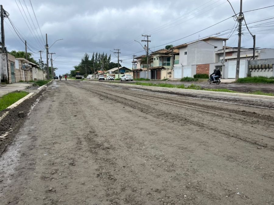 Equipe realiza serviço de manutenção urbana em Rio das Ostras