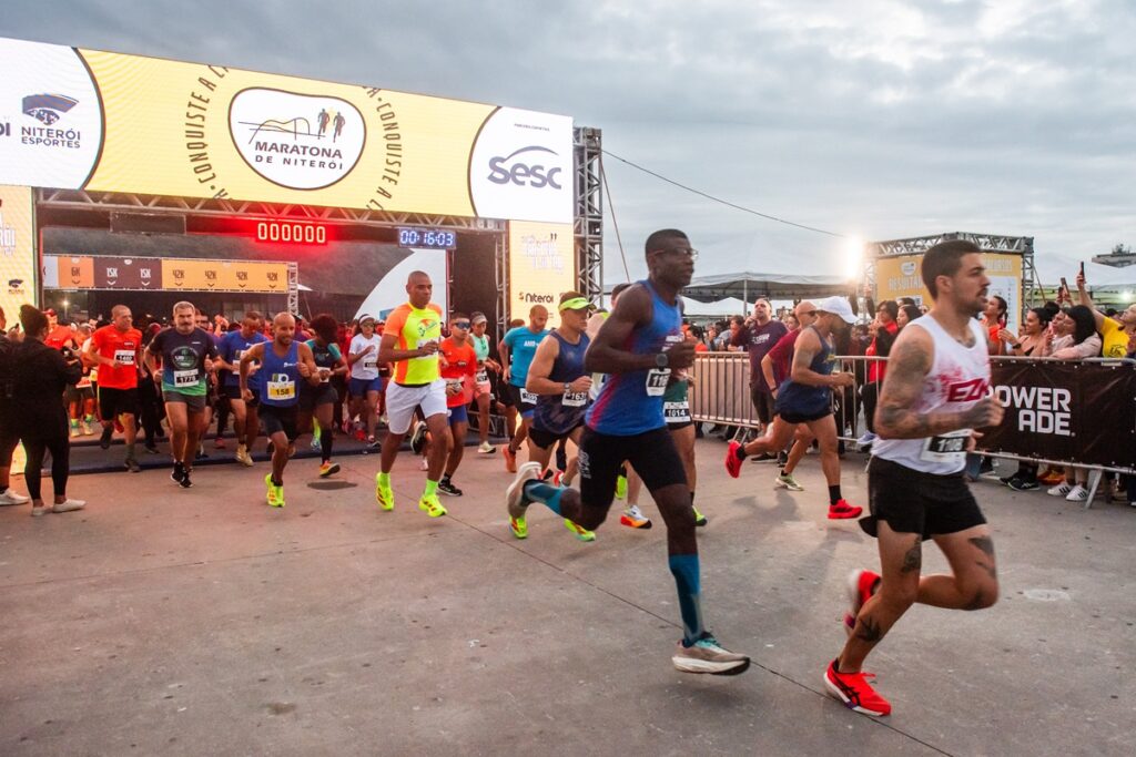 Corredores participam da Maratona de Niterói