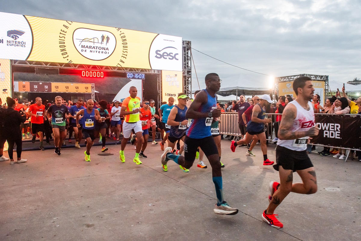 Corredores participam da Maratona de Niterói