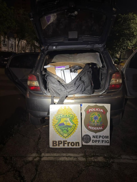 Veículo com mercadorias apreendidas em ação da Polícia Federal em Foz do Iguaçu