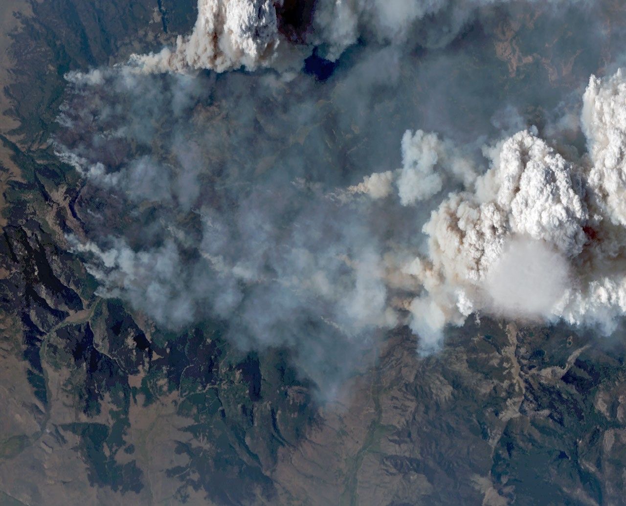 Nuvem pileus formada sobre nuvem de incêndio em Montana