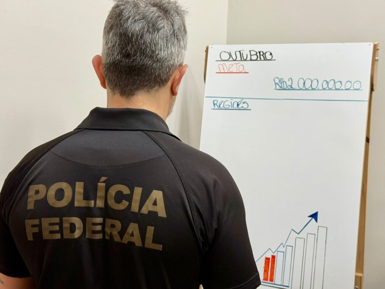 Policiais federais durante diligência da Operação Alto Custo