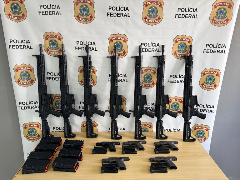 Quatro fuzis apreendidos pela Polícia Federal em diligência da Operação Polaridade